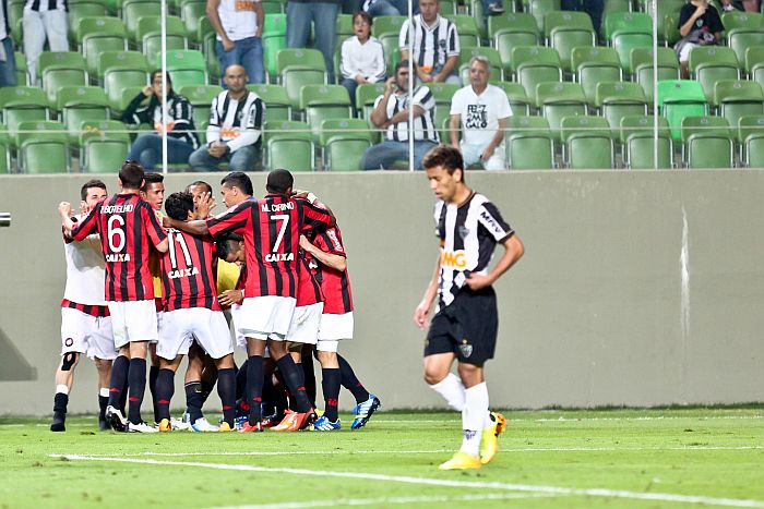 Jogadores do Atlético comemoram o primeiro gol, de Everton, na virada para cima do Galo | Cristiane Mattos / Folhapress