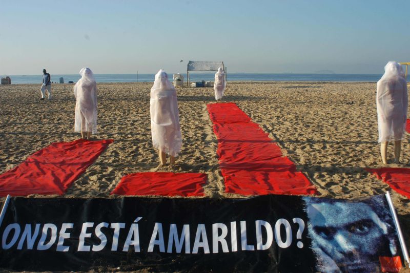 Manequins foram colocados em Copacabana na manhã desta quarta-feira | Futurapress/Folhapress