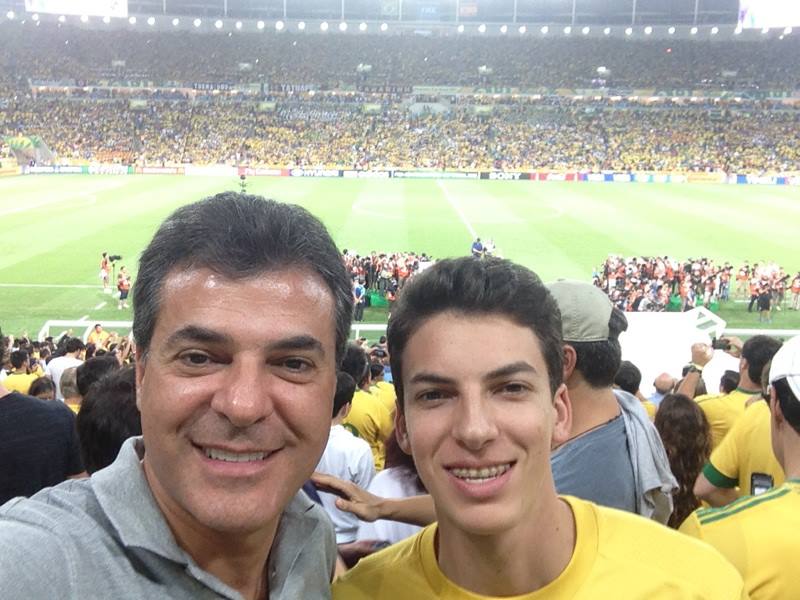 O filho do governador também foi ao jogo, mas em voos comerciais, segundo a assessoria do governo | Reprodução/Facebook