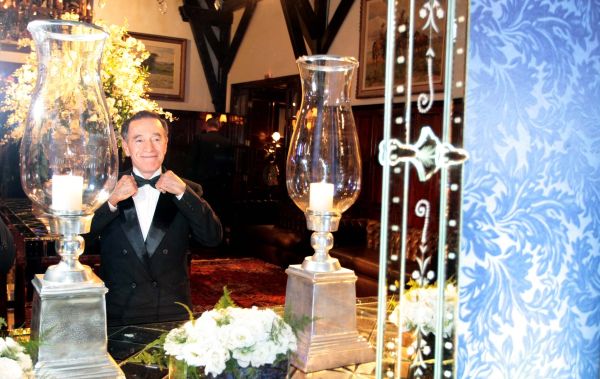 O empresário João Carlos Ribeiro momentos antes de assumir, pela quinta vez, a presidência do Graciosa Country Club. O elegante jantar de posse e o baile em comemoração aos 86 anos do clube foram neste sábado. À meia-noite, todos ergueram um brinde pelo aniversário do clube, fundado em 14 de julho | Fotos: Jader da Rocha