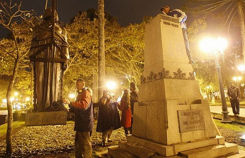 Estátua de Tiradentes, no Centro de Curitiba, quando foi retirada para restauro, revelando uma cápsula do tempo | Hugo Harada/Agência de Notícias Gazeta do Povo