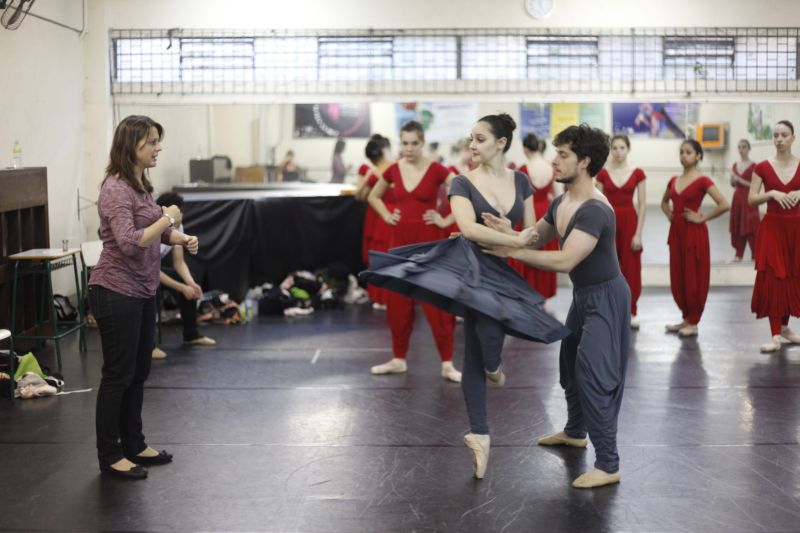 Alunos da companhia jovem da escola ensaiam para apresentar Passione, neste domingo, em Joinville | Fotos: André Rodrigues/Gazeta do Povo