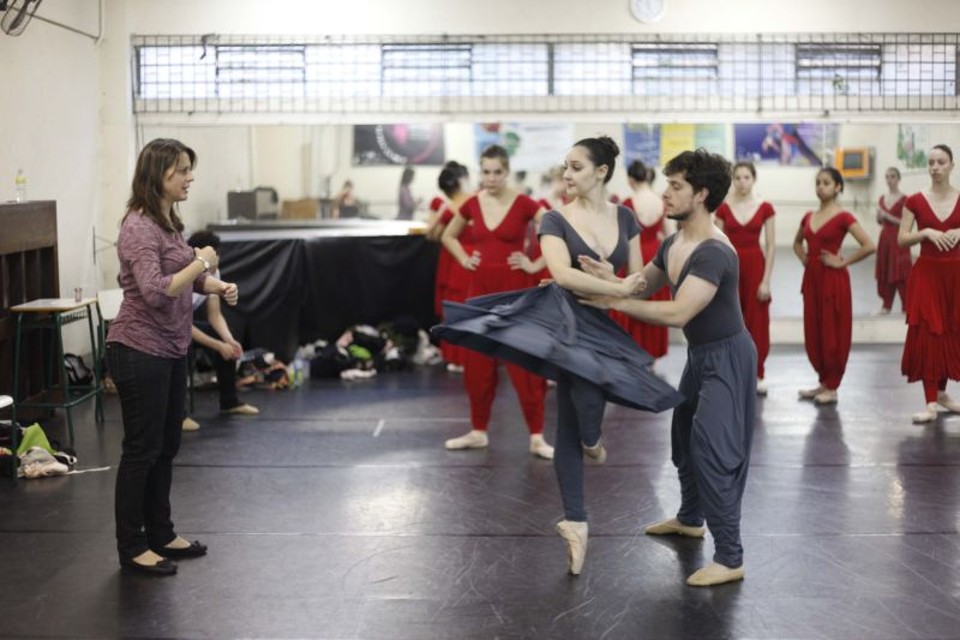 Alunos da companhia jovem da escola ensaiam para apresentar Passione, neste domingo, em Joinville | Fotos: André Rodrigues/Gazeta do Povo