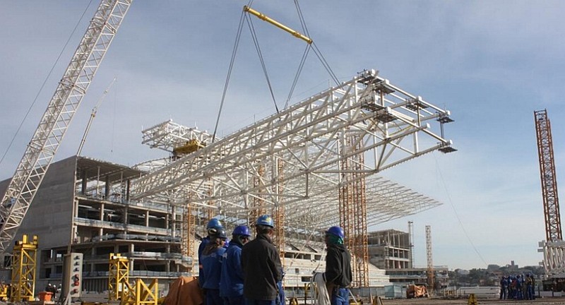 Guindastes começaram a içar a estrutura para a cobertura da Arena Corinthians | Divulgação / Secopa-SP