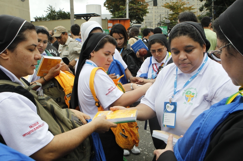 Kit peregrino é entregue por freiras na JMJ, no Rio de Janeiro: alguns grupos enfrentaram fila de até cinco horas | Aniele Nascimento/Gazeta do Povo