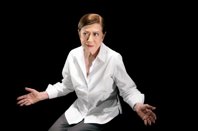 Dama múltipla: Fernanda Montenegro não só fez papéis populares como Dora, de Central do Brasil, que quase lhe rendeu o Oscar, mas também mulheres na fronteira do humano nas mãos de diretores como Gerald Thomas. Com Felipe Hirsch, encarnou Simone de Beauvoir no monólogo Viver sem Tempos Mortos (foto). Sua identificação foi tanta que, em algumas entrevistas, ela optava por recitar trechos da autora francesa a usar suas próprias palavras |