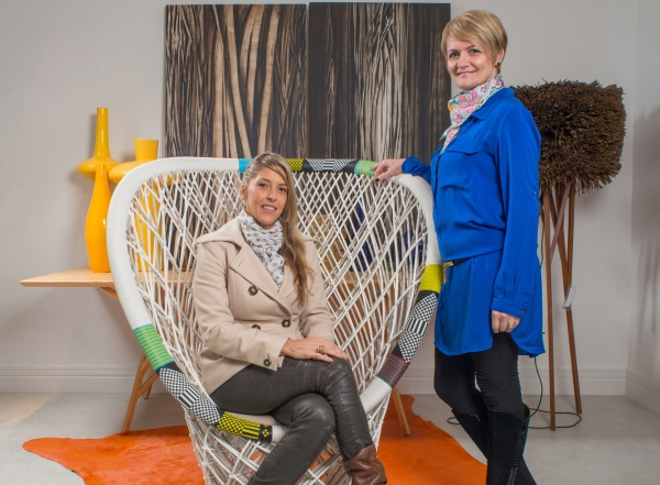 Eviete Dacol (em pé), sócia do Grupo Inove, apresentou nesta semana a poltrona Pavo Real, assinada pela designer espanhola Patricia Urquiola, que decorará alguns ambientes da próxima Casa Cor Paraná, entre eles o da arquiteta Renata Pisani (sentada) | Flavio Ribeiro