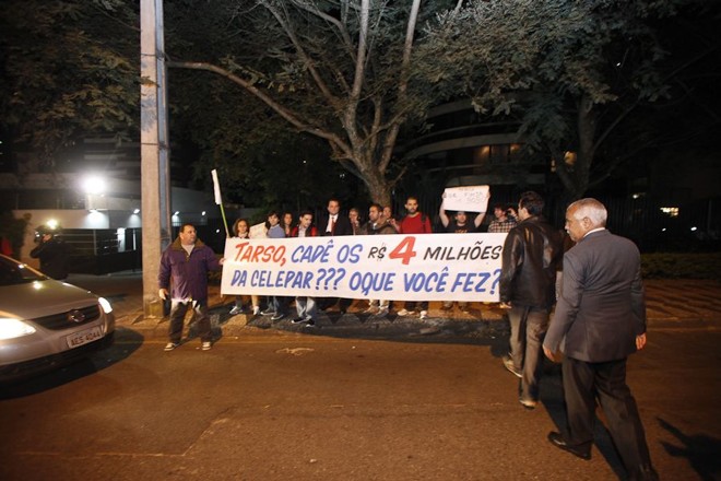 Protesto em frente à casa de Richa |