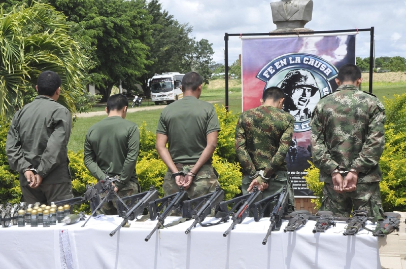Guerrilheiros capturados em combate e armas apreendidas | Filiberto Guarnizo/Reuters
