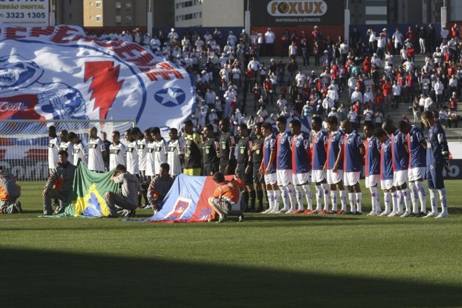 Equipes postadas para a execução dos hinos do Paraná e do Brasil antes da partida |