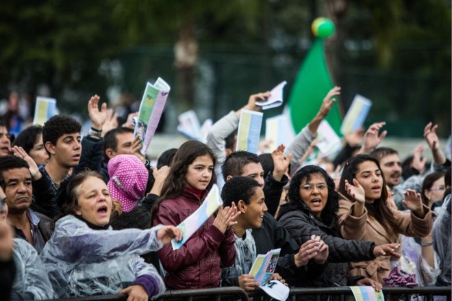 Mesmo debaixo da chuva, a plateia estava animada, fazendo coro às canções durante a missa | 