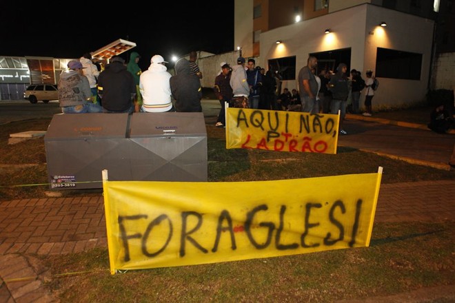 Grupo que promoveu a contramanifestação levou faixas de repúdio ao PT |