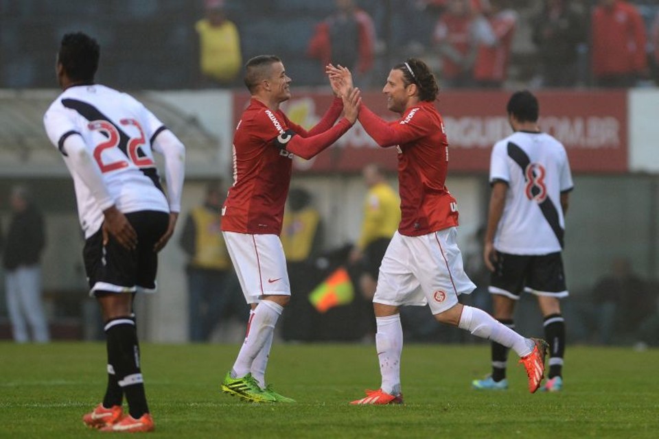 DAlessandro e Forlán marcaram para o Inter na vitória sobre o Vasco | Edu Andrade / FatoPress / Folhapress