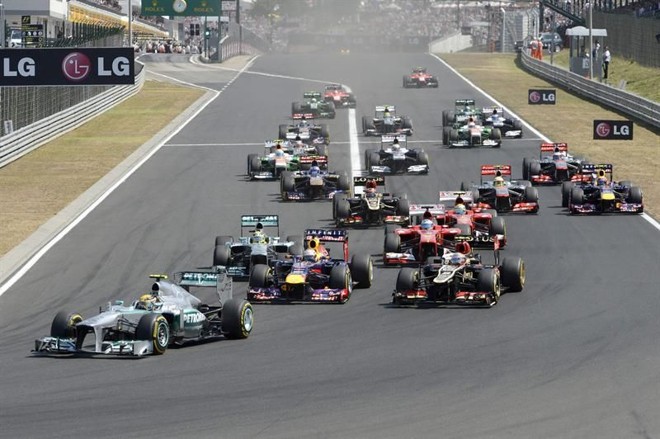 O piloto inglês Lewis Hamilton aparece na liderança do GP da Hungria | 