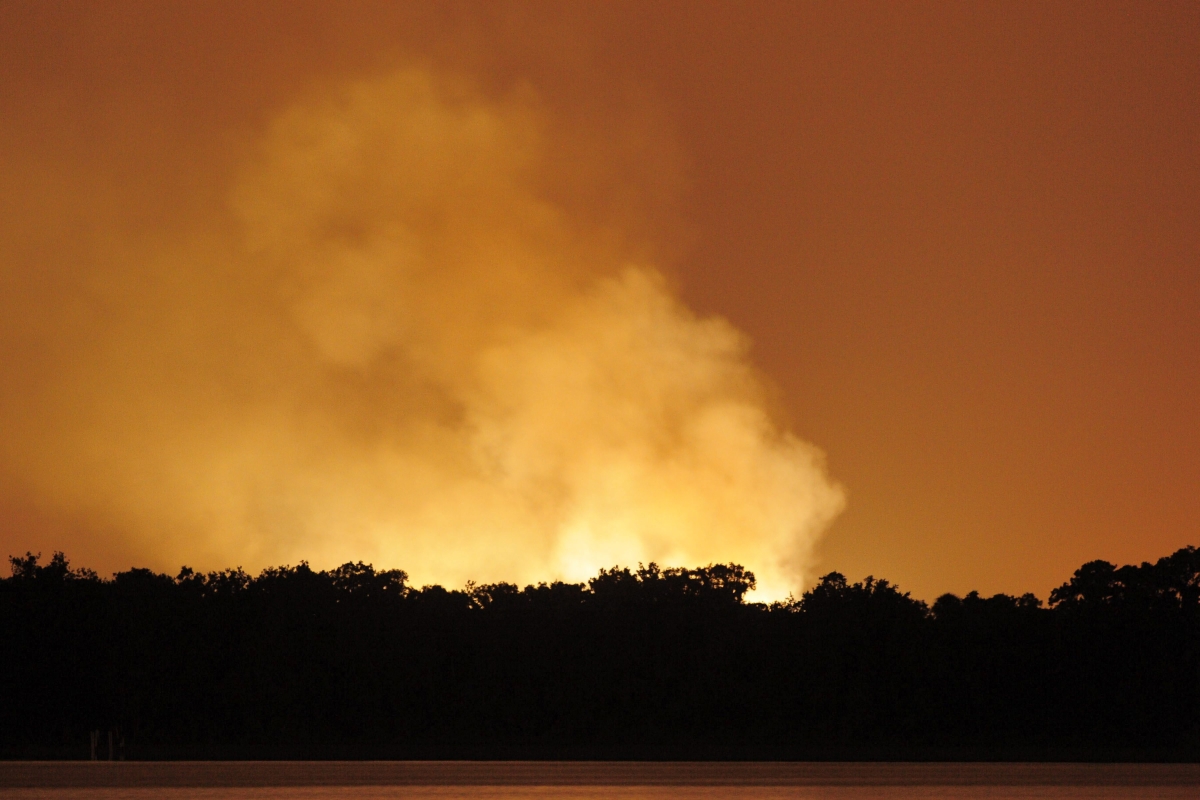 Explosão na planta de gás propano pôde ser vista de longe | EFE/Scott A. Miller
