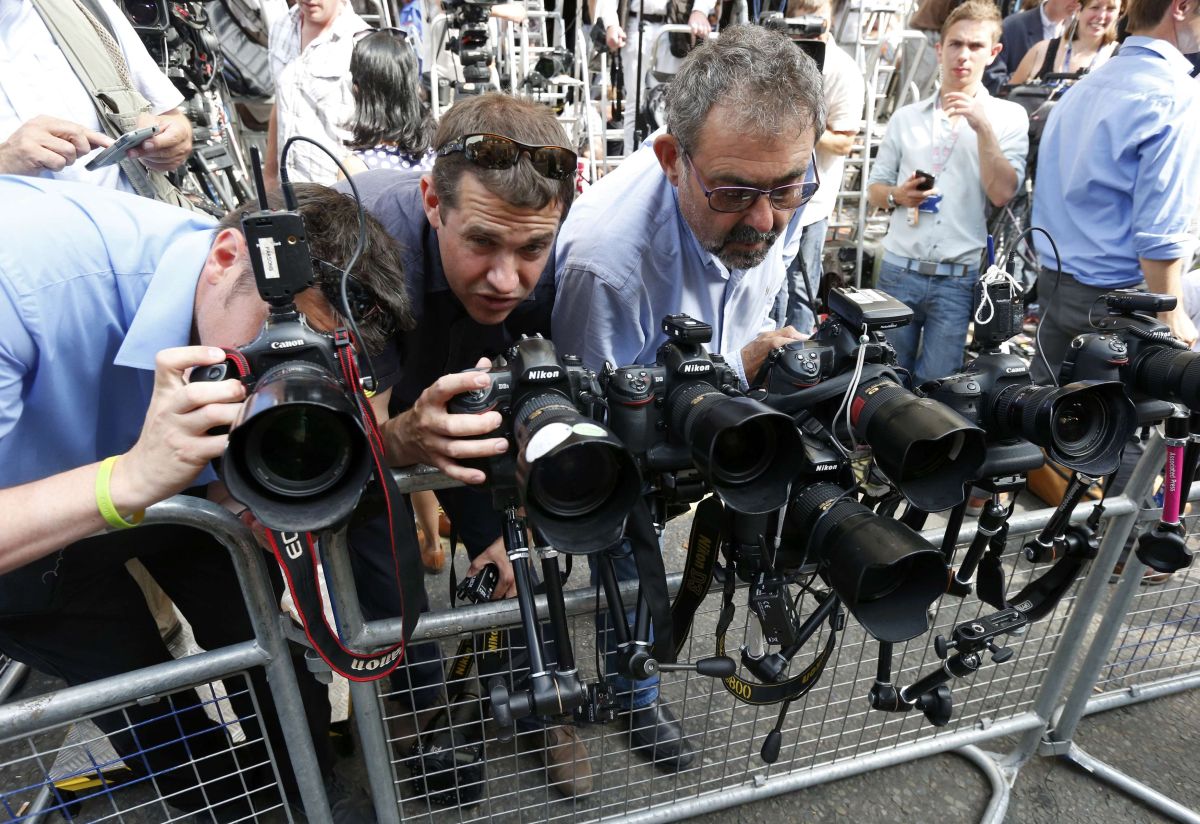 Fotógrafos disputam espaço em frente ao hospital onde Kate Middleton vai dar à luz | Reuters/Suzanne Plunkett
