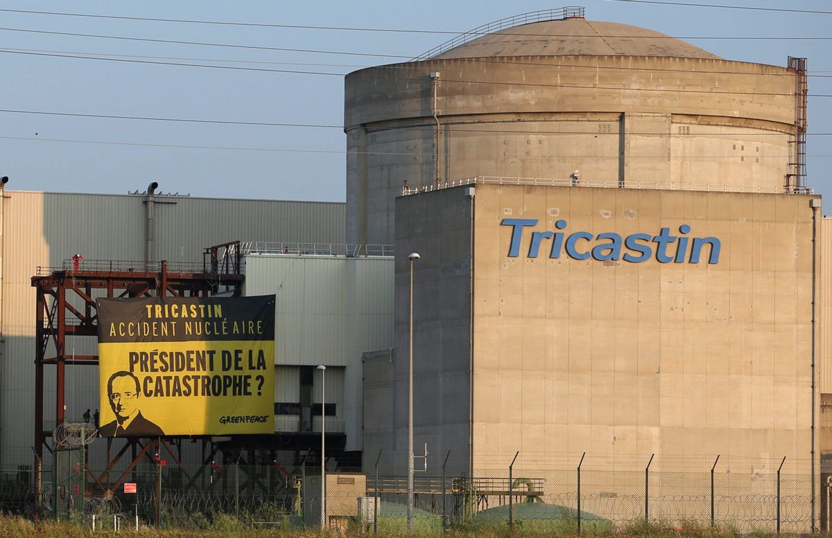 Faixa pendurada pelos ativistas do Greenpeace mostra o presidente François Hollande com a frase "O presidente da catástrofe?" | EFE/Micha Patault