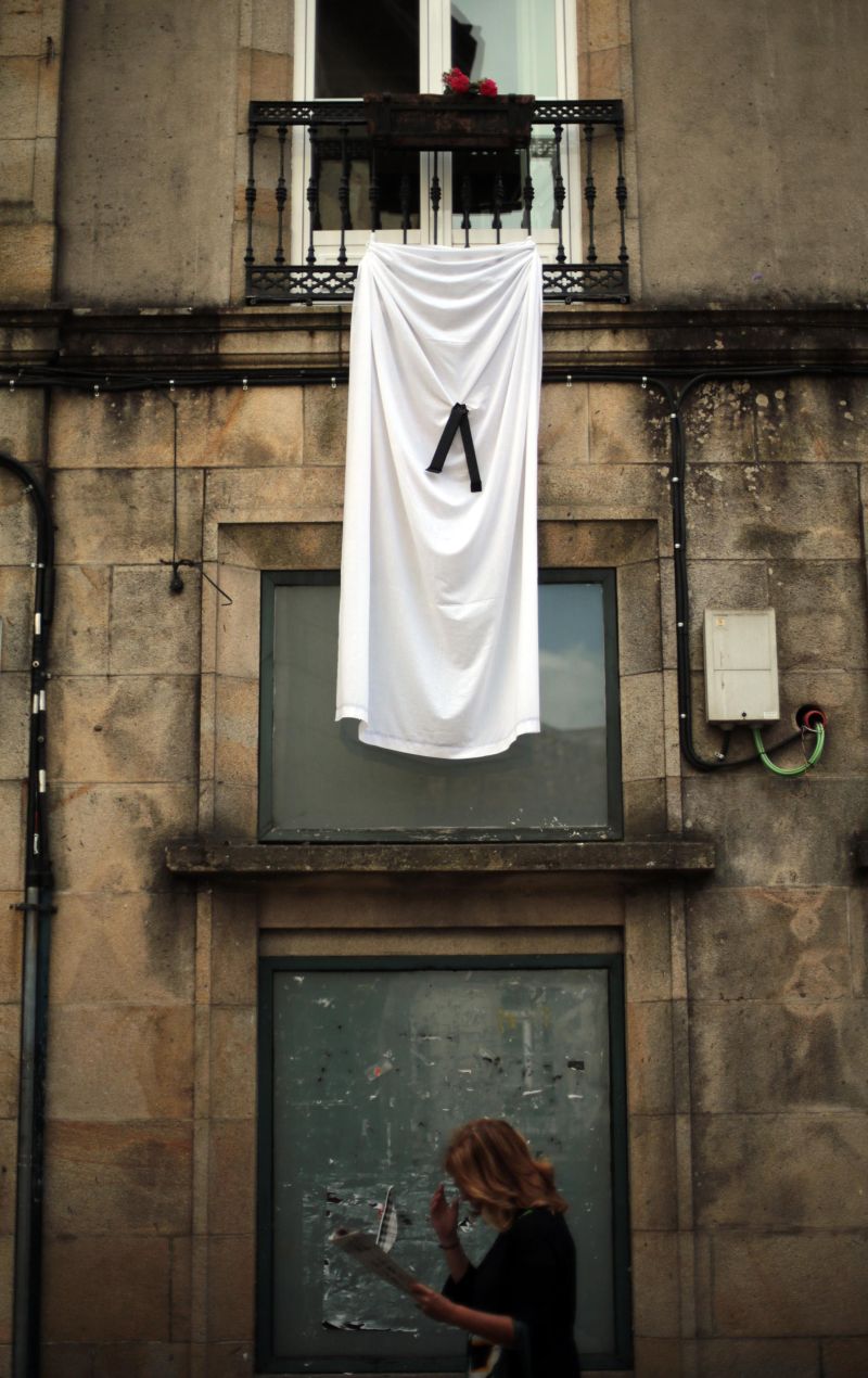 Lençol branco e fita preta em memória das vítimas do acidente, em Santiago de Compostela | Fotos: Miguel Vidal/Reuters