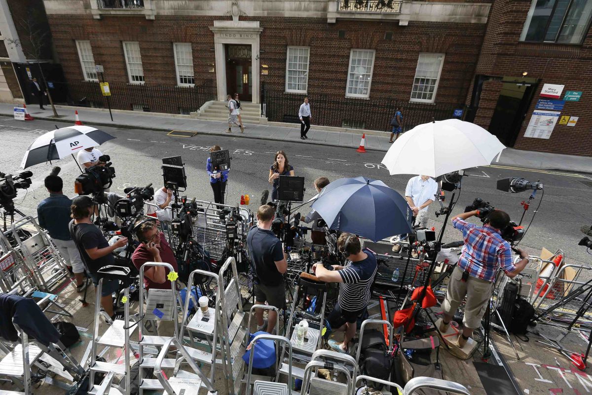 Imprensa já faz plantão no hospital St. Marys para o nascimento do filho de William e Kate | Reuters/Stefan Wermuth