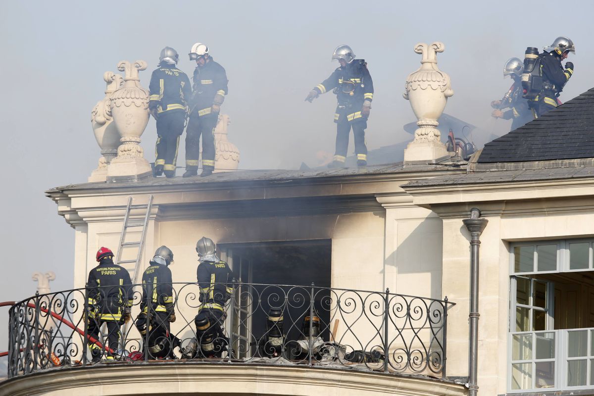 Bombeiros tentam combater o incêndio que atingiu o Hotel Lambert, em Paris | Reuters/Charles Platiau