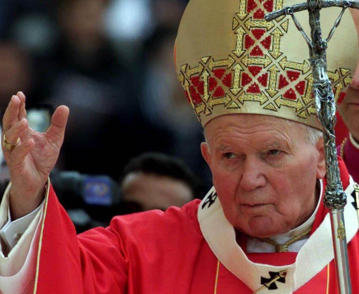 Foto de arquivo de 2000 mostra o então papa João Paulo II acenando para o público durante uma missa em Aman, na Jordânia | Reuters/Vincenzo Pinto/Arquivo