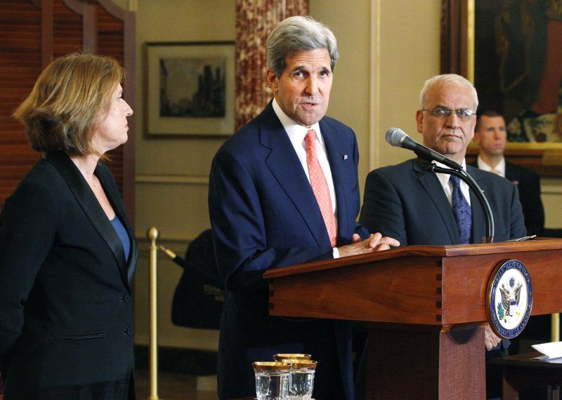 Tzipi Livni, John Kerry e o palestino Saeb Erekat | Jonathan Ernst/Reuters
