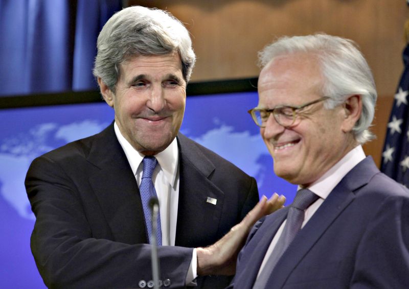 John Kerry e Martin Indyk, ex-embaixador dos EUA em Israel | Yuri Gripas/Reuters