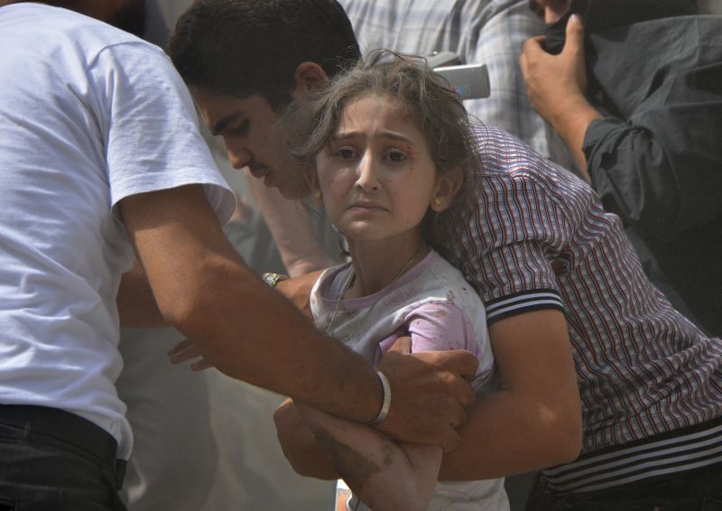 Jovem é socorrida depois de bombardeio em Duma | Bassam Khabieh/Reuters
