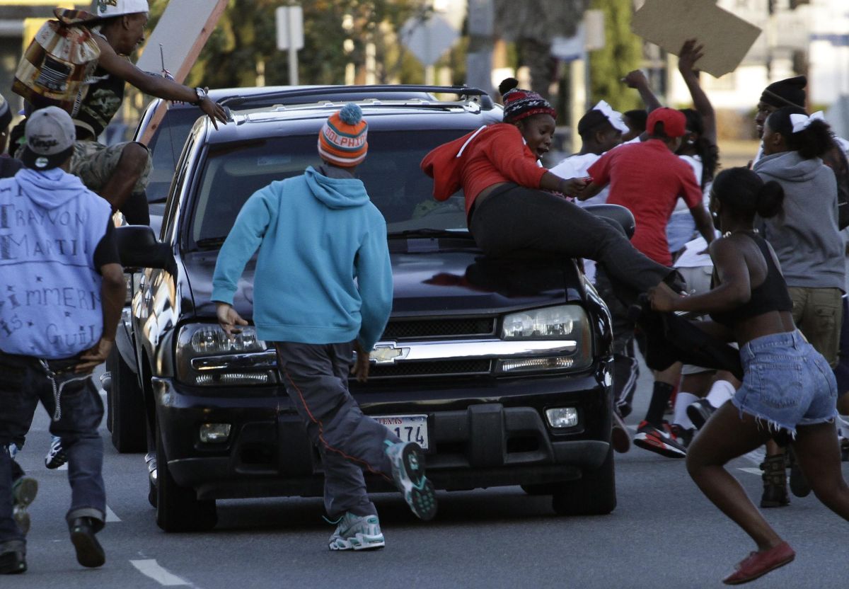 Jovens atacam carro em Los Angeles | Reuters/Jonathan Alcorn