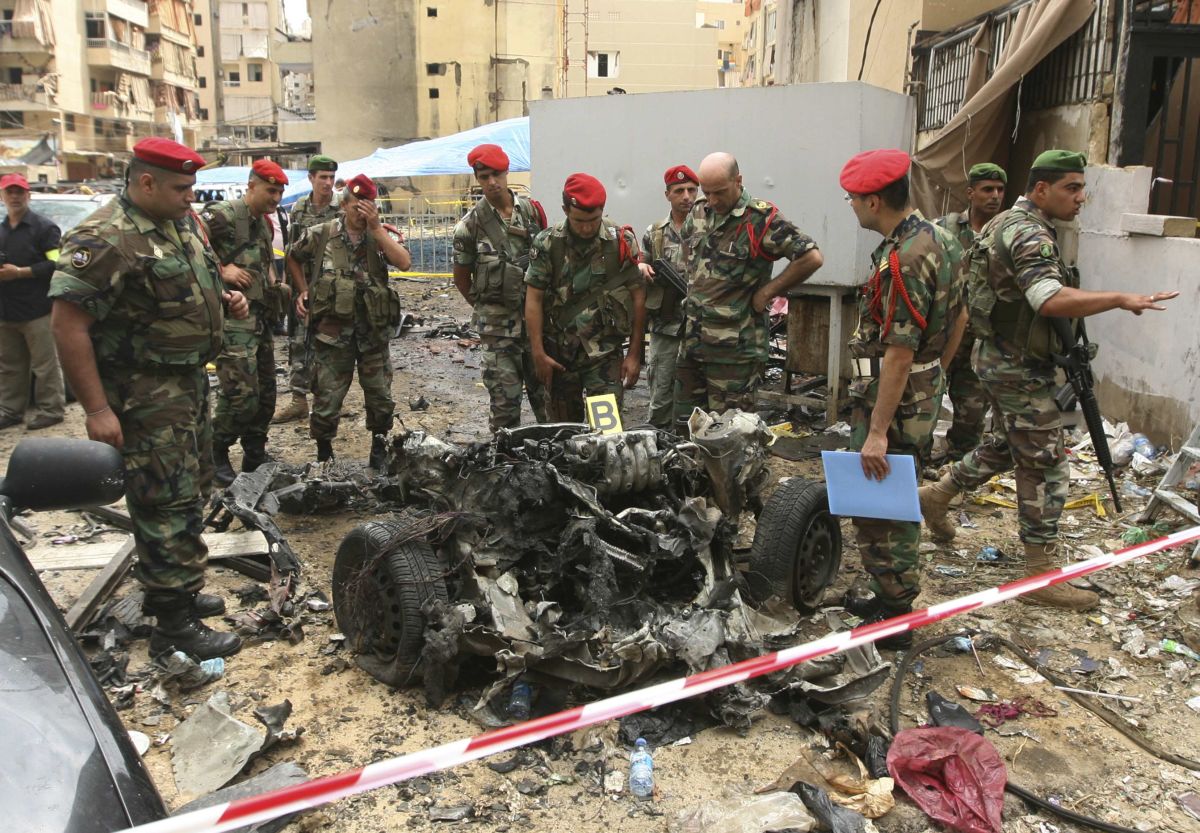 O carro explodiu em um estacionamento próximo de um centro islâmico no bairro de Bir el Abade | Reuters/Hasan Shaaban