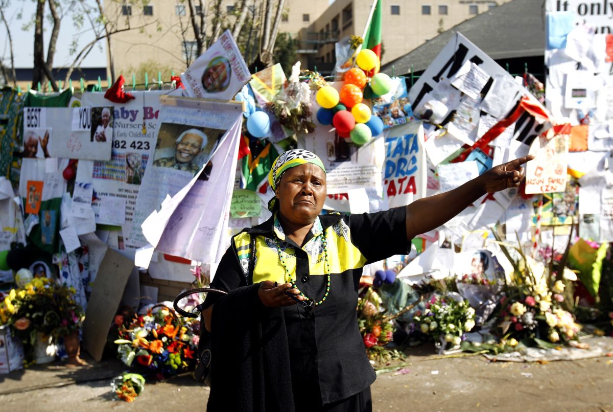 Sul-africanos continuam prestando homenagens a Nelson Mandela em frente ao hospital onde ele está internado | Reuters/Siphiwe Sibeko