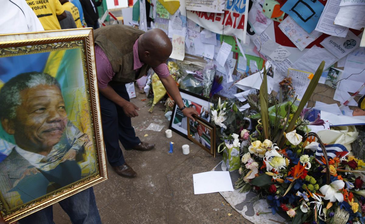 Sul-africanos deixam desejos de boa recuperação para o ex-presidente Nelson Mandela | Reuters/Mike Hutchings