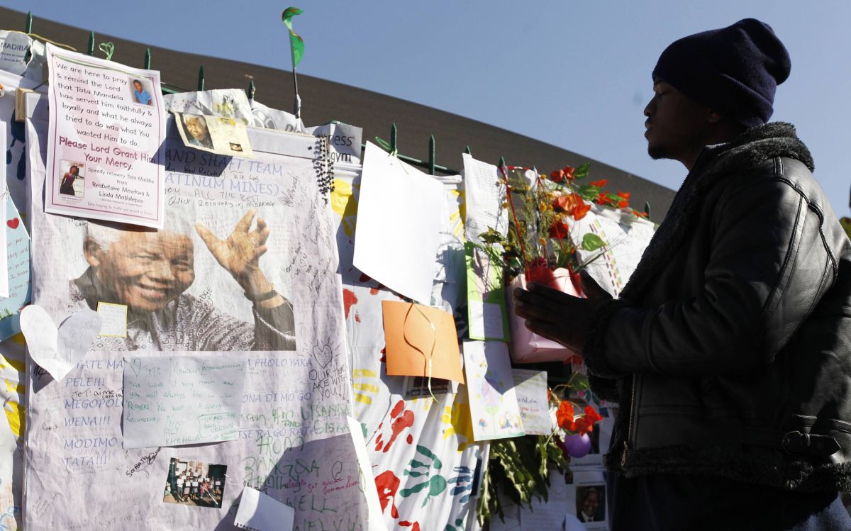 Muro com mensagens de melhoras para o ex-presidente sul-africano foi montado do lado de fora do hospital onde ele está internado | Reuters/Thomas Mukoya