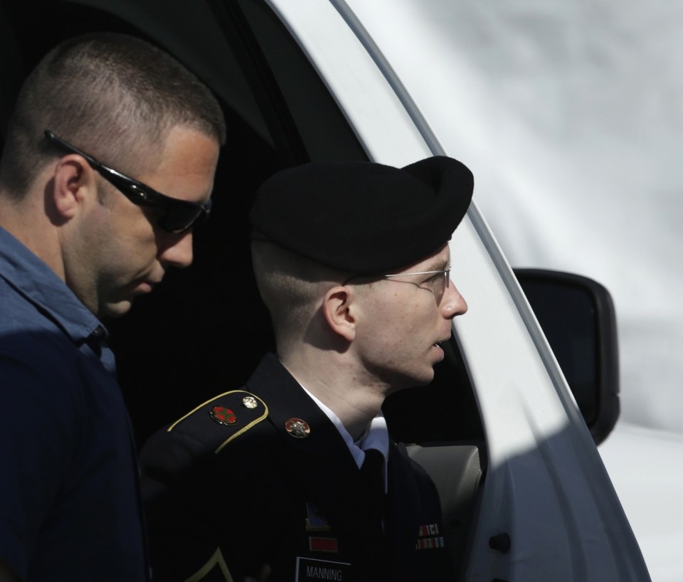 Manning (à dir.) chega em Fort Mead, no estado de Maryland, para seu julgamento perante a justiça militar | Reuters/Gary Cameron