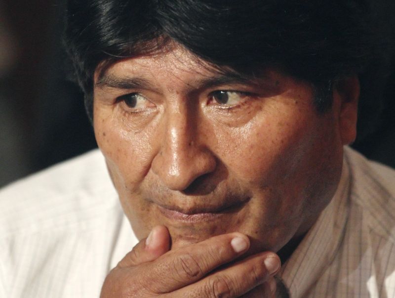 Morales dá entrevista em aeroporto de Viena, onde teve de passar 13 horas esperando permissão para seguir viagem | Heinz-Peter Bader/Reuters