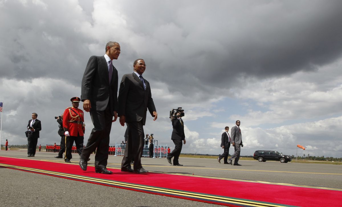 Acompanhado do presidente da Tanzânia, Jakaya Kikwete (em frente à dir.), Obama participa de cerimônia para sua saída do país | Reuters/Jason Reed