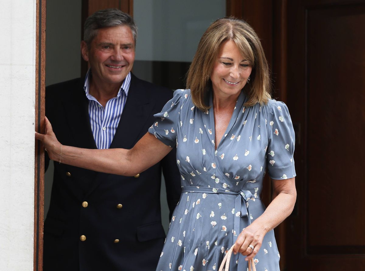 Michael e Carole Middleton deixam o hospital na tarde desta terça-feira (23) após visitarem o neto recém-nascido | Reuters/Stefan Wermuth