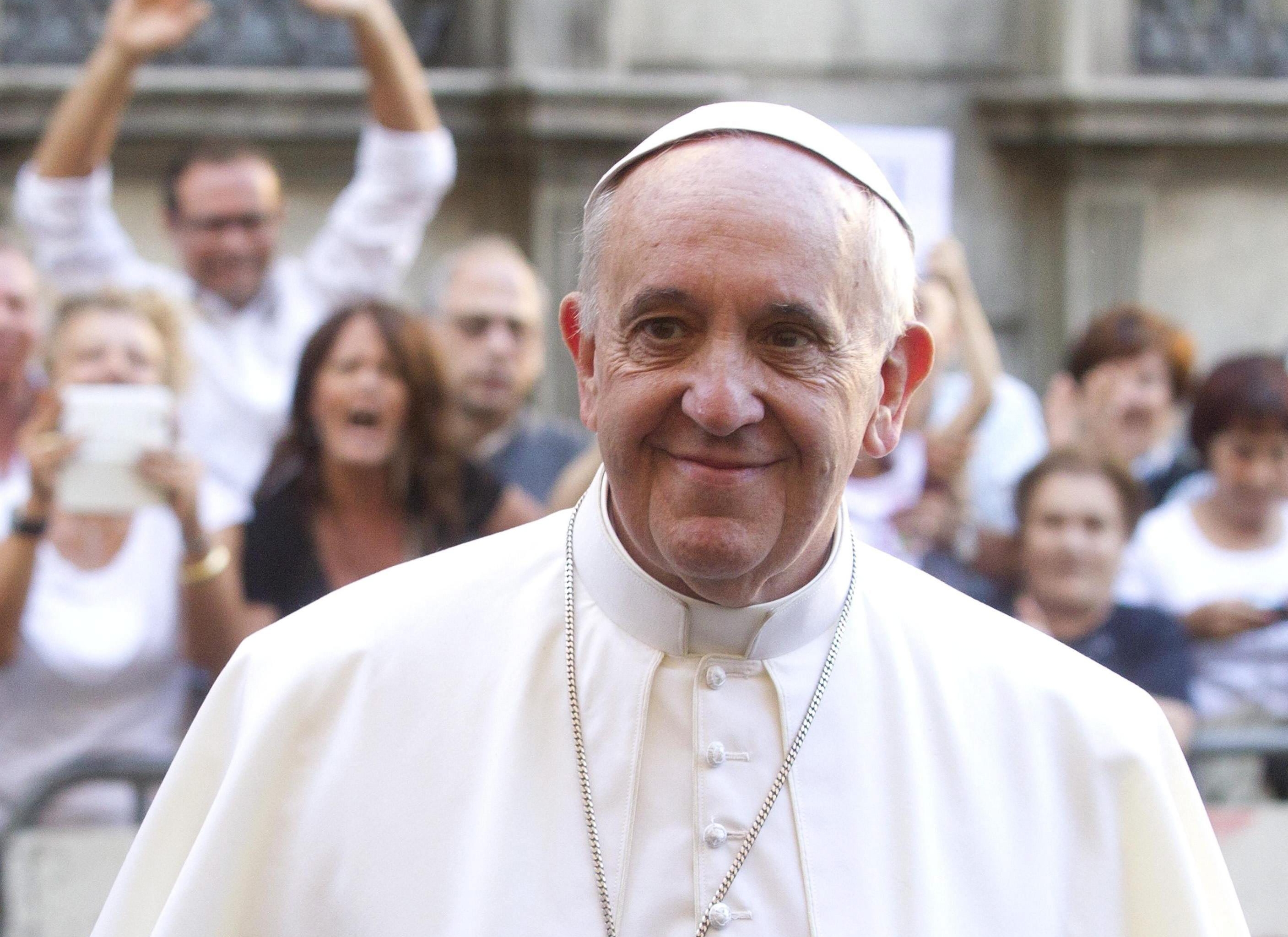 Francisco cumprimenta fiéis na saída da celebração | EFE/Claudio Peri