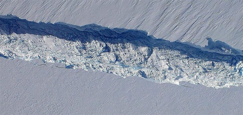 Foto tirada em 26 de outubro de 2011 mostra rachadura na plataforma de gelo do glaciar de Pine Island. Gelo se desprendeu nesta terça-feira (9) formando um gigantesco iceberg | EFE/Nasa/Divulgação