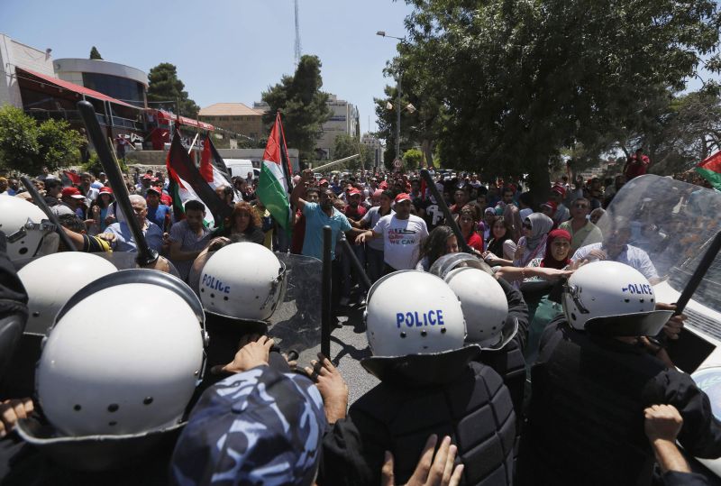 Policiais fazem frente a manifestantes palestinos durante protesto contra reabertura dos diálogos de paz com Israel | Mohamad Torokman/Reuters