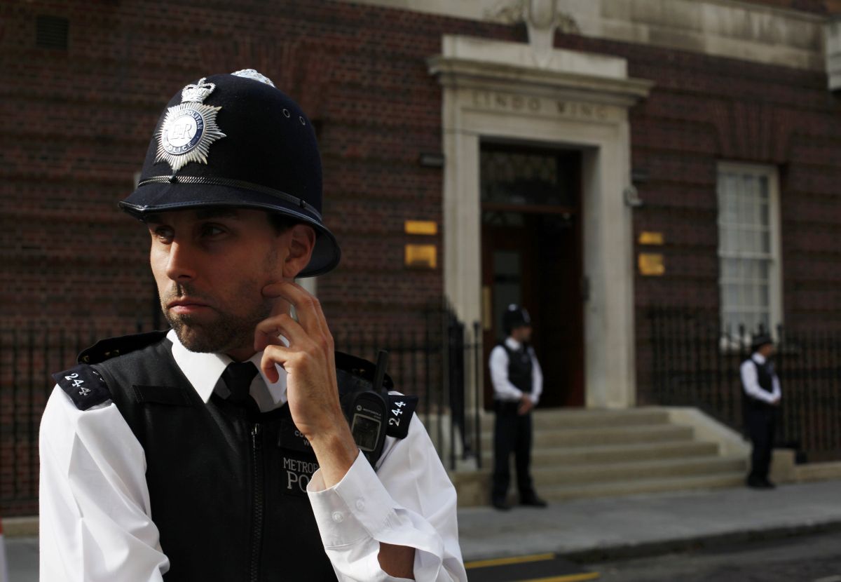 Policiais guardam a entrada da ala Lindo do Hospital St. Marys, onde Kate vai dar à luz | Reuters/Suzanne Plunkett