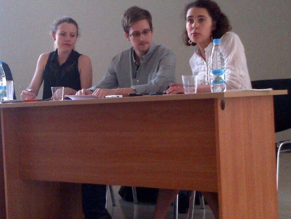 Snowden (centro) e Sarah Harrison (à dir.), do WikiLeaks, conversam com ativistas dos direitos humanos em Moscou | Observatório dos Direitos Humanos/Reuters