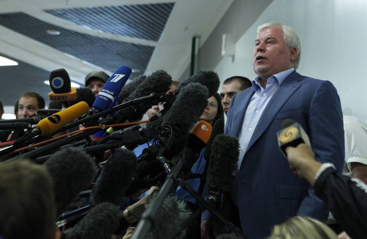 O advogado Anatoli Kucherena (à dir.) falou com a imprensa no aeroporto após encontrar Edward Snowden na zona de trânsito | Reuters/Maxim Shemetov