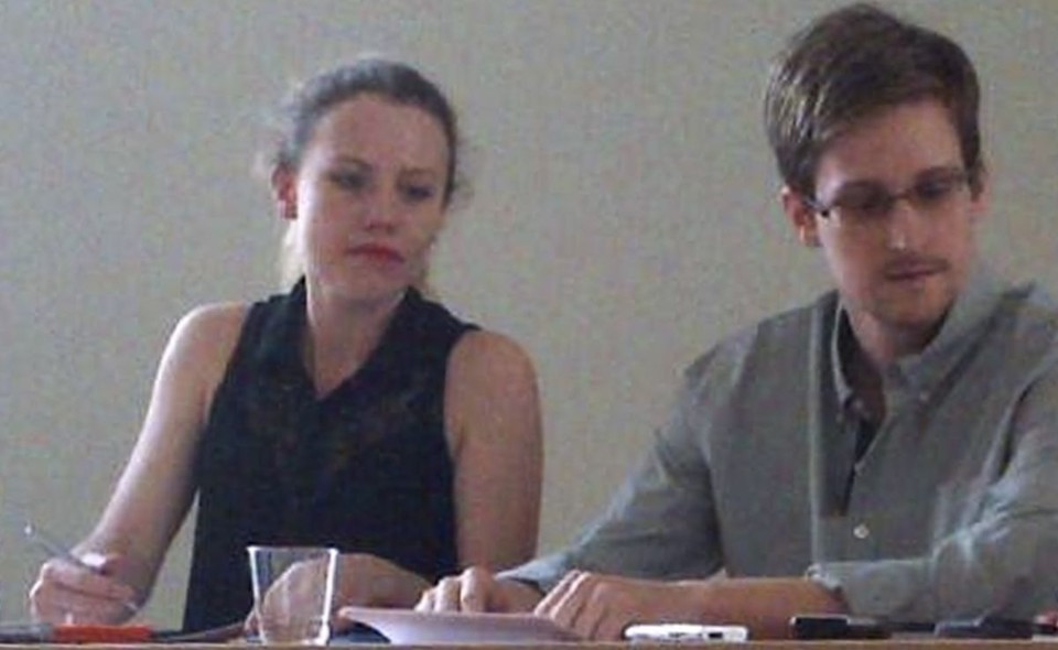 Edward Snowden conversa com uma representante da ONG Human Rights Watch no aeroporto de Sheremetyevo, em Moscou | Reuters/Human Rights Watch/Divulgação