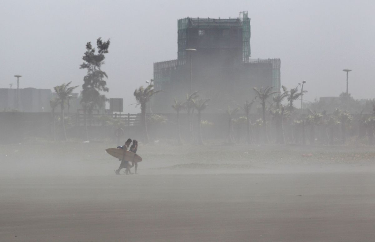 Ventos causados pela chegada do tufão deixaram a prática do surfe complicada no condado de Wushih in Ilan | Reuters/Pichi Chuang