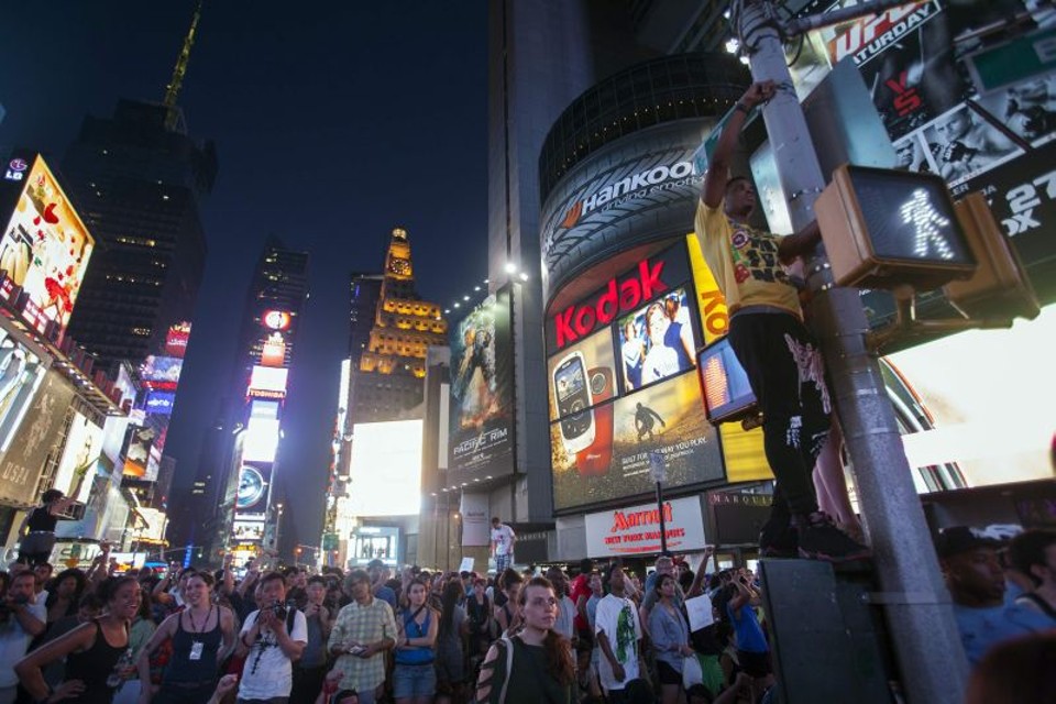Manifestação na Times Square, em Nova York, na noite de domingo; outros protestos ocorreram no estado da Califórnia | Keith Bedford/Reuters