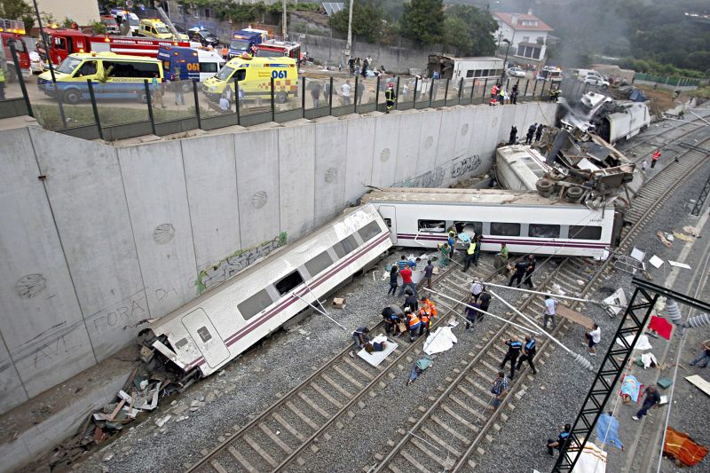Resgatadores trabalham nos destroços do trem que descarrilou a 4 km de chegar à estação de Santiago de Compostela, na região da Galícia, na Espanha | Oscar Corral/Reuters