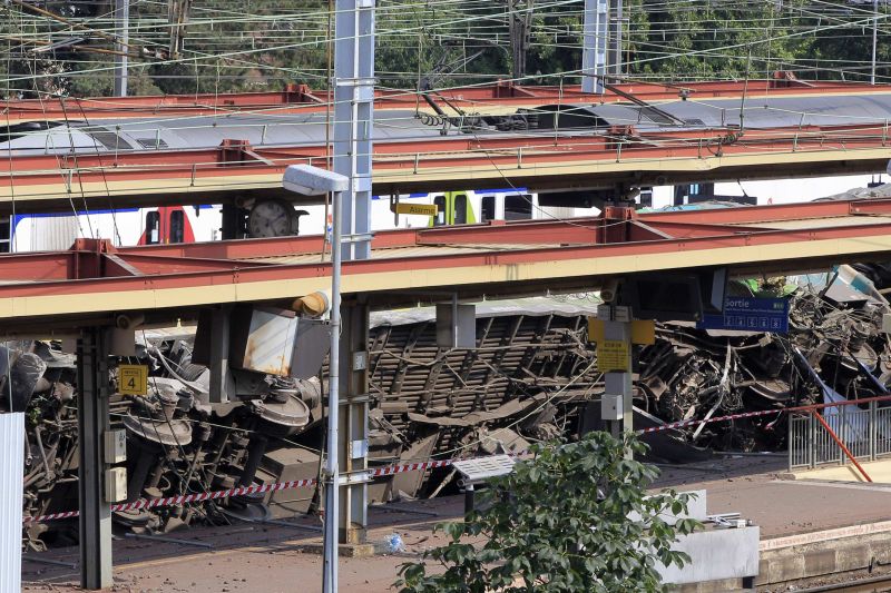 Destroços do trem descarrilhado são vistos na estação Bretigny-sur-Orge, perto de Paris, na França | REUTERS/Gonzalo Fuentes