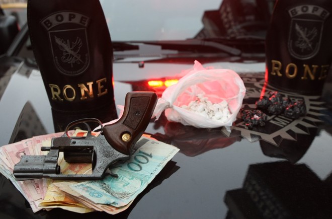 Foram apreendidas armas e drogas, segundo relatou a corporação |