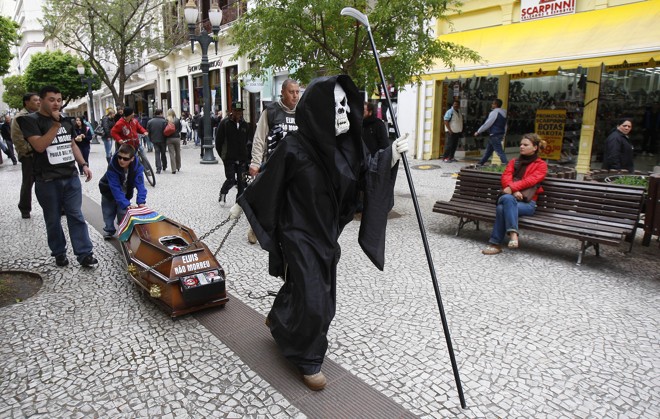 Puxado pela morte, fã chegou ao centro dentro de um caixão |